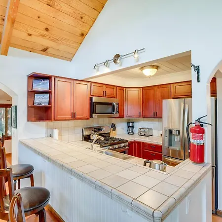 Serene South Lake Tahoe Getaway With Spacious Deck!